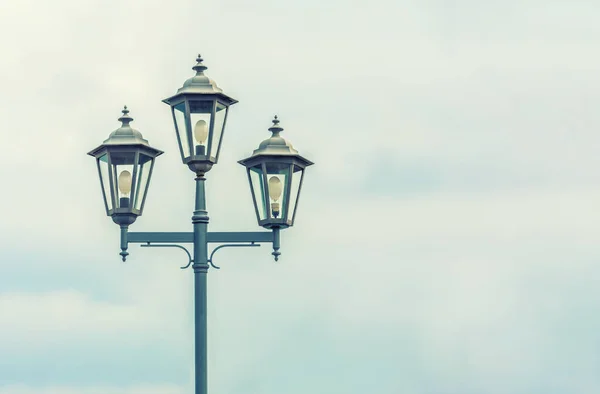 老街灯 乌云密布的天空 现代城市的电灯照明 漂亮的老式灯笼 — 图库照片