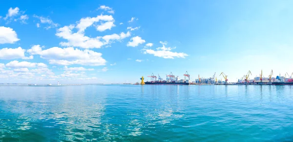 海港のパノラマ クレーンや船 荷役上の港内のばら積み貨物船 — ストック写真