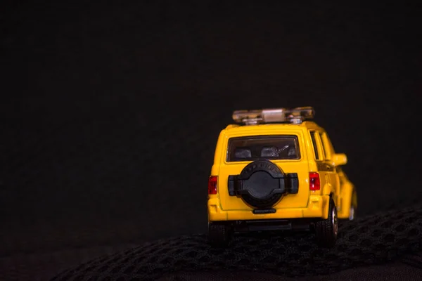 Желтый Автомобиль Такси Черном Фоне Детская Игрушечная Машина Размытое Прошлое — стоковое фото