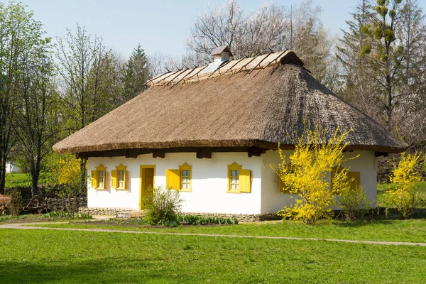 Starożytny Dom Historyczny Ukraińskiej Wsi Biały Budynek Żółtymi Okiennicami Oknach — Zdjęcie stockowe