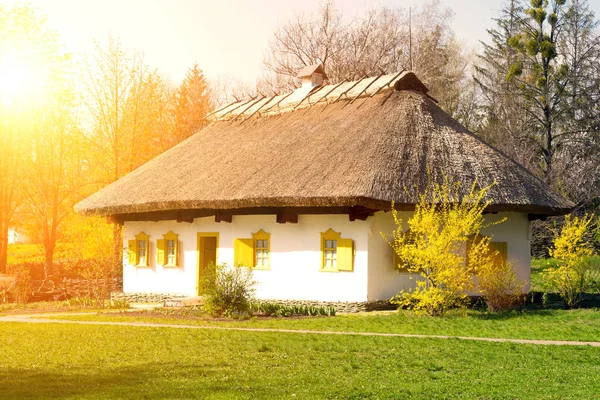 Starożytny Dom Historyczny Ukraińskiej Wsi Biały Budynek Żółtymi Okiennicami Oknach — Zdjęcie stockowe