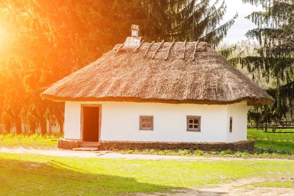 Starożytny Dom Historyczny Ukraińskiej Wsi Biały Budynek Żółtymi Okiennicami Oknach — Zdjęcie stockowe