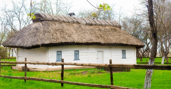 Starożytny Dom Historyczny Ukraińskiej Wsi Biały Budynek Żółtymi Okiennicami Oknach — Zdjęcie stockowe