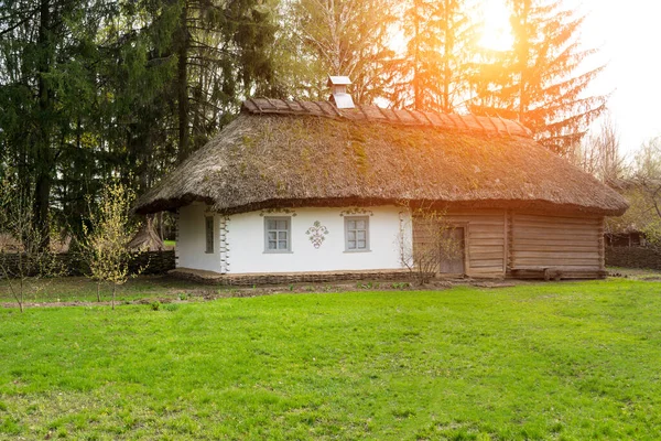 Starożytny Dom Historyczny Ukraińskiej Wsi Biały Budynek Żółtymi Okiennicami Oknach — Zdjęcie stockowe