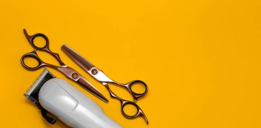 Kuaförlük ve berber aletleri. Profesyonel makas ve kuaför makası. Parlak sarı arkaplan.