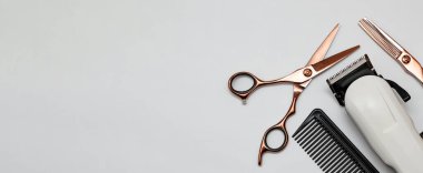 Kuaförlük ve berber aletleri. Profesyonel makas, kuaför makası ve tarak. Beyaz arkaplan.