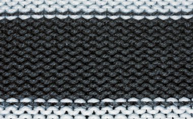 Çizgili desenli, yakın plan örülmüş kumaş dokusu. Moda tasarımı, kışlık giysiler veya ev dekorları için rahat tekstil arka planı.