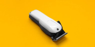 Kuaförlük ve berber aletleri. Profesyonel kuaför makası. Parlak sarı arka plan. Saç bakımı ve profesyonel bakım kavramı. Pazarlama materyalleri, afişler ve sosyal ağlar için alanı kopyala.