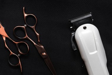 Kuaförlük ve berber aletleri. Profesyonel makas ve kuaför makası. Siyah arka plan. Saç bakımı ve profesyonel tımar kavramı.. 