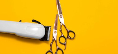 Kuaförlük ve berber aletleri. Profesyonel makas ve kuaför makası. Parlak sarı arka plan. Saç bakımı ve profesyonel bakım kavramı. Pazarlama materyalleri, afişler ve sosyal ağlar için alanı kopyala.