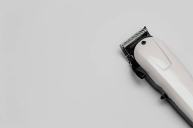 Beyaz saç makası. Beyaz arka plan. Kuaför ve berber için profesyonel ekipman. Güzellik endüstrisi.