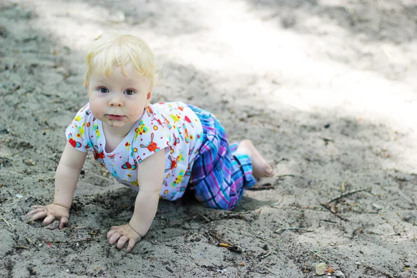 아기 크롤링 및 모래를 먹는 — 스톡 사진