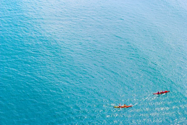 Duas canoas em mar aberto Imagens De Bancos De Imagens