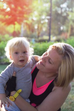 Anne bebeğini parkta sarılma