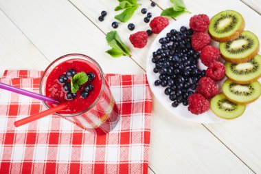 Berry smoothie. Taze yaz kokteyli.