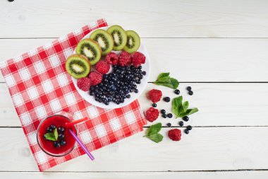 Berry smoothie. Taze yaz kokteyli.