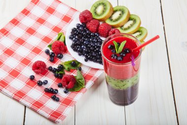 Berry smoothie. Taze yaz kokteyli.