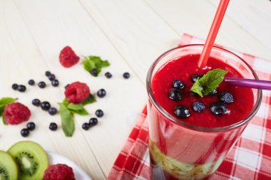 Berry smoothie. Taze yaz kokteyli.