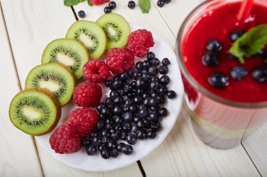 Berry smoothie. Taze yaz kokteyli.