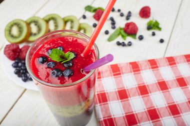 Berry smoothie. Taze yaz kokteyli.