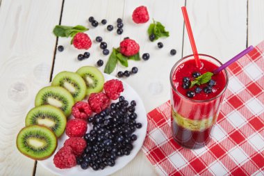 Berry smoothie. Taze yaz kokteyli.