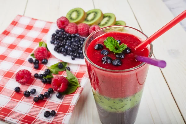 Beeren-Smoothie.Frischer Sommer-Cocktail. — Stockfoto