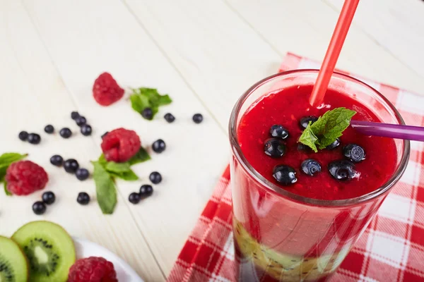 Berry smoothie.Coquetel de verão fresco . — Fotografia de Stock