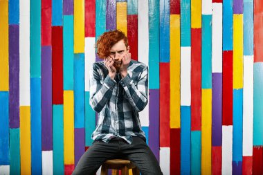 üzerinde renkli Kareli gömlekli adam genç düşünceli Kızıl saçlı sakallı