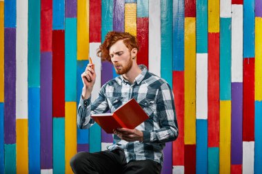 Kırmızı saç modelleri. Sakallı adam.