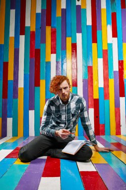 Kırmızı saç modelleri. Sakallı adam.