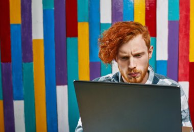 Kırmızı saç modelleri. Sakallı adam. 