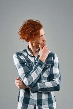 Kırmızı saç modelleri. Sakallı adam