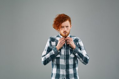 Kırmızı saç modelleri. Sakallı adam