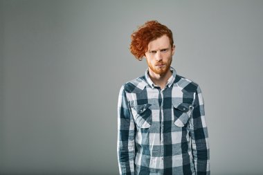 Kırmızı saç modelleri. Sakallı adam