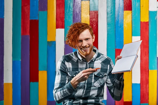 Rood haar modellen. Bebaarde man. — Stockfoto