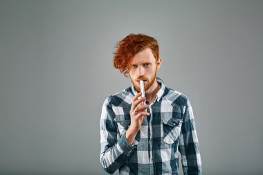 Kırmızı saç modelleri. Sakallı adam.