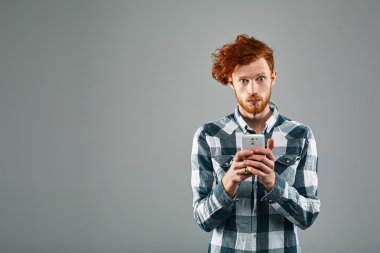 Kırmızı saç modelleri. Sakallı adam.