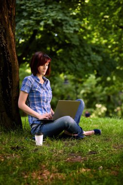 Güzel genç serbest meslek sahibi kadın.