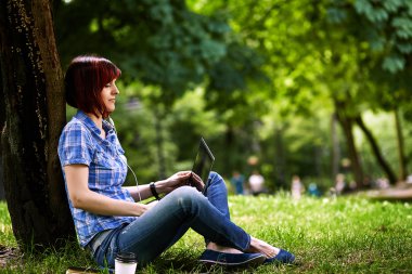 Güzel genç serbest meslek sahibi kadın.