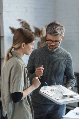 3D Mimarlar Ekibi, 3D modelle birlikte ofiste çalışıyor. Mimarlar bina düzenini inceler, inşaat projesini planlar, yeni fikirler arar. Ortaklar iş yerinde tartışıyor. İş konsepti