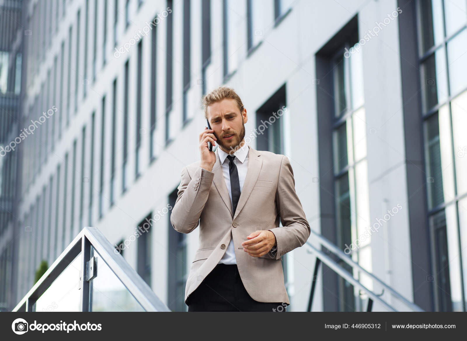 一个成功的年轻商人的画像 在现代商业中心的背景下 一位卷发男子身穿白衬衫 拿着电话 图库照片 C Juriymaslak Gmail Com 一个成功的年轻商人的画像 在现代商业中心的背景下 一位卷发男子身穿白衬衫 拿着电话 图库照片 C Juriymaslak Gmail Com
