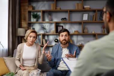 Evli bir çift için aile psikoloğu ziyareti. Afro-Amerikalı bir psikolog mutsuz evli bir çifte danışıyor. Aile hayatındaki ilişki sorunları. Karı koca kavga ediyor.