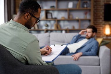 Bir psikoloğa git. Yakışıklı bir adam kanepede uzanıyor ve bir psikoterapistle konuşuyor. Hasta iş yerinde depresyon, ilgisizlik ve stres altında. Bir psikoloğun yardımı