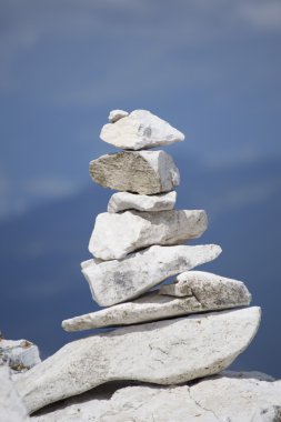 Taş dağ yolu üzerinde oturum