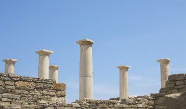 Delos Yunanistan, Antik Roma zaman sütunlarla manzara.
