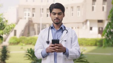 Kızgın Hintli Doktor Kameraya Bakıyor