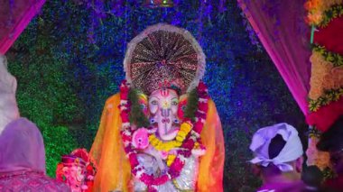 Ganesh Aarti için hazırlık yapan insanlar Ganesh Chaturthi hakkında