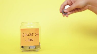 Eğitim kredisini ödemek için para biriktiriyorum. Cam kavanoza Hint parası koyuyorum.