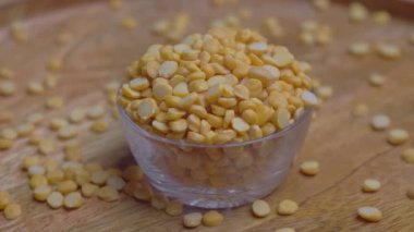 Bengal gram bölünmüş (Chana Dal) Glass Bowl 'da