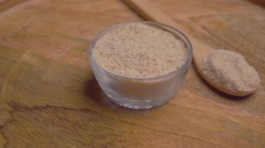 Tahta Masa üzerindeki Asafoetida (Hing)